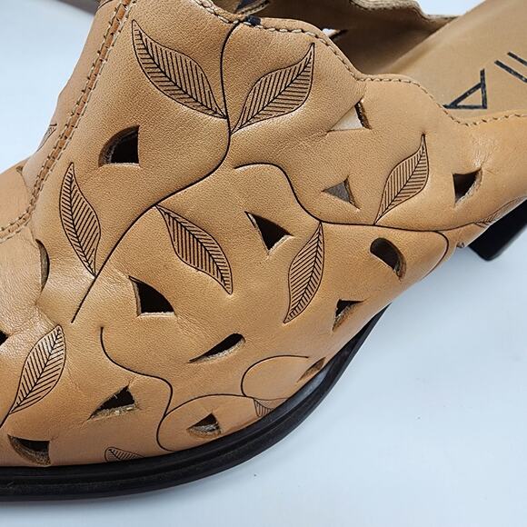 MIA Mules Women 7M Vicki Tan Western Tooled Leather Leaf Pattern Stacked Heel - Picture 7 of 8